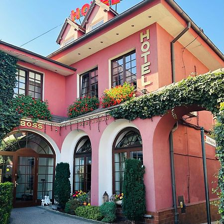Hotel Restaurant Boss Miłosław エクステリア 写真
