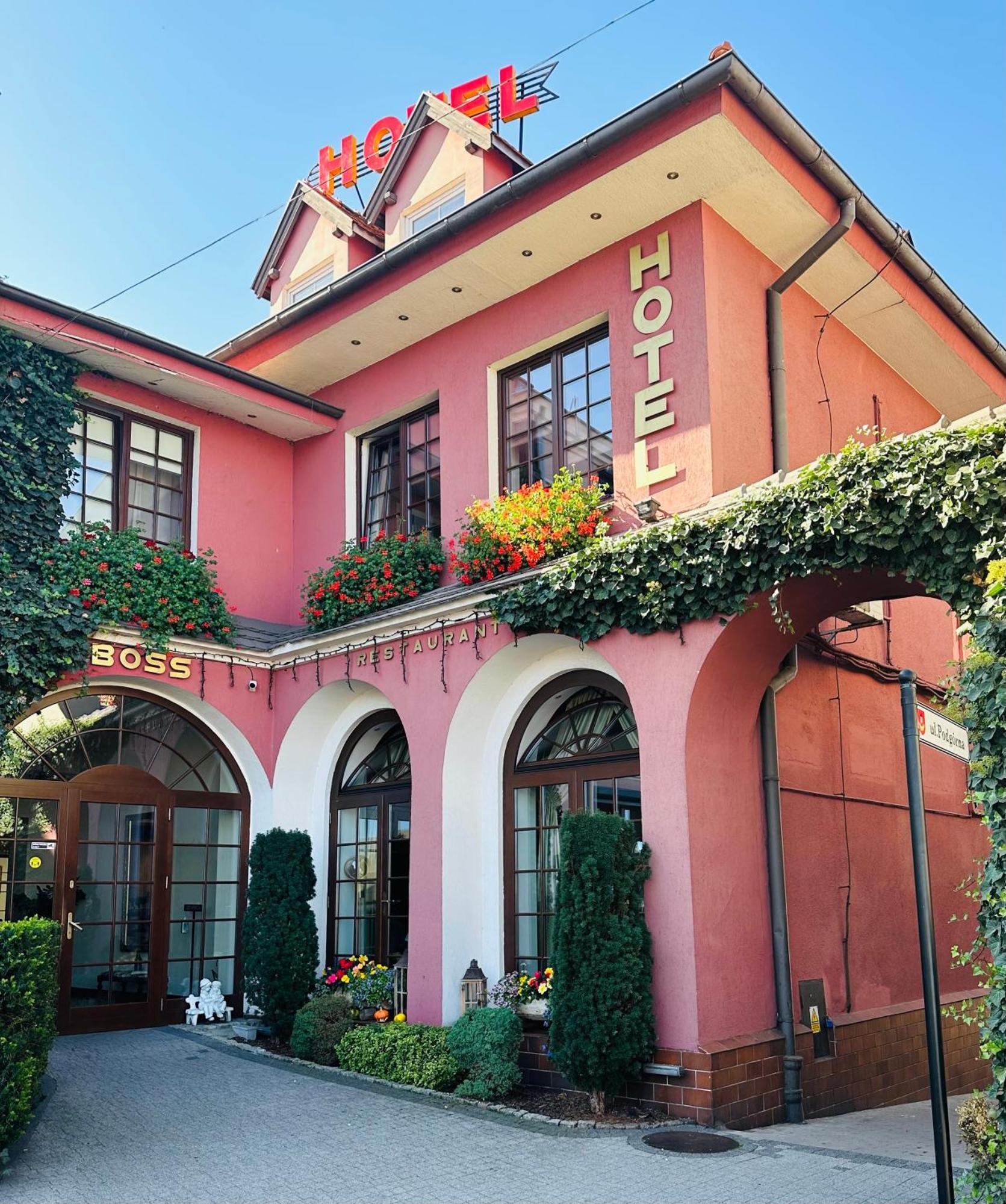 Hotel Restaurant Boss Miłosław エクステリア 写真