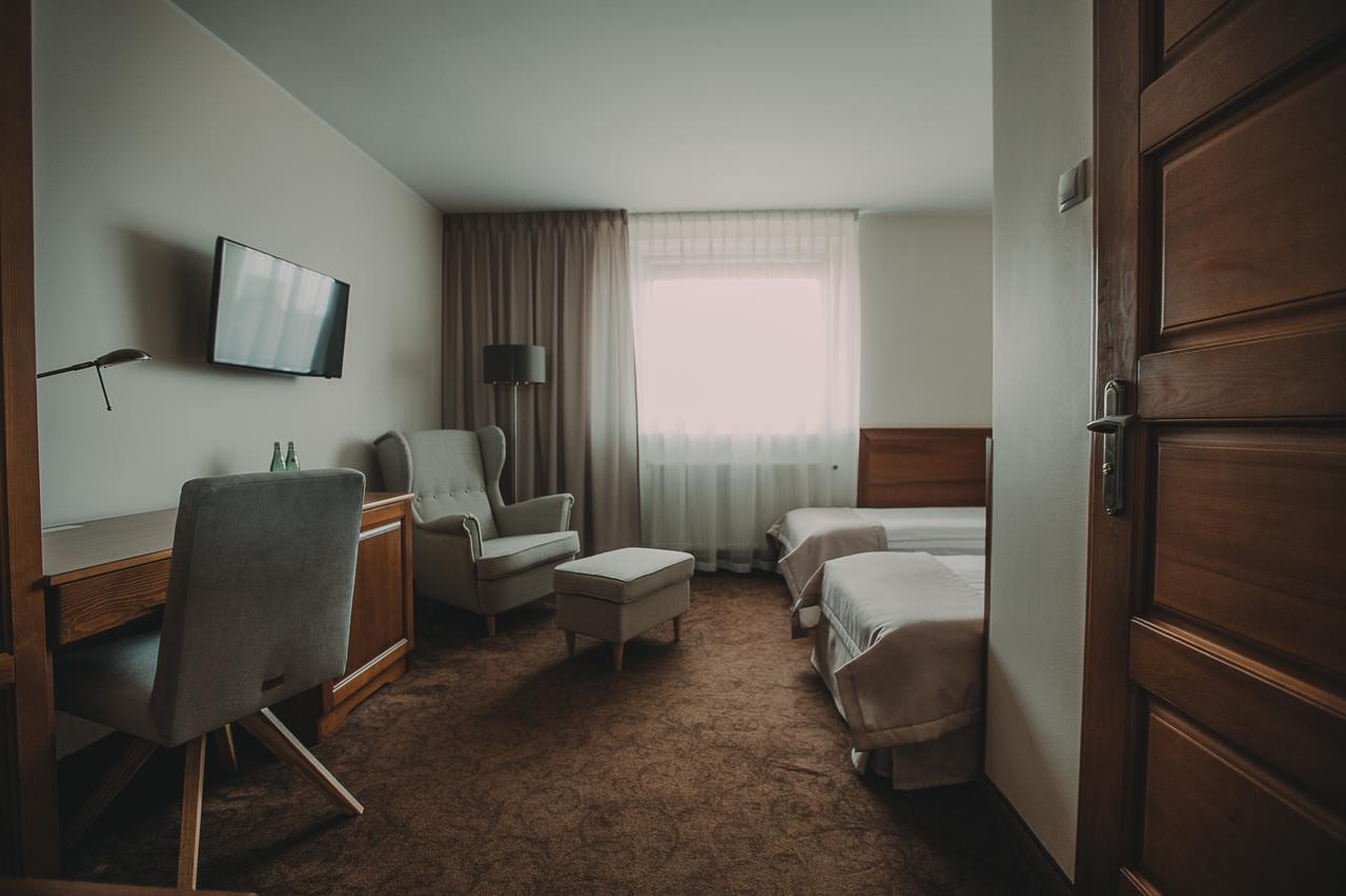 Hotel Restaurant Boss Miłosław エクステリア 写真