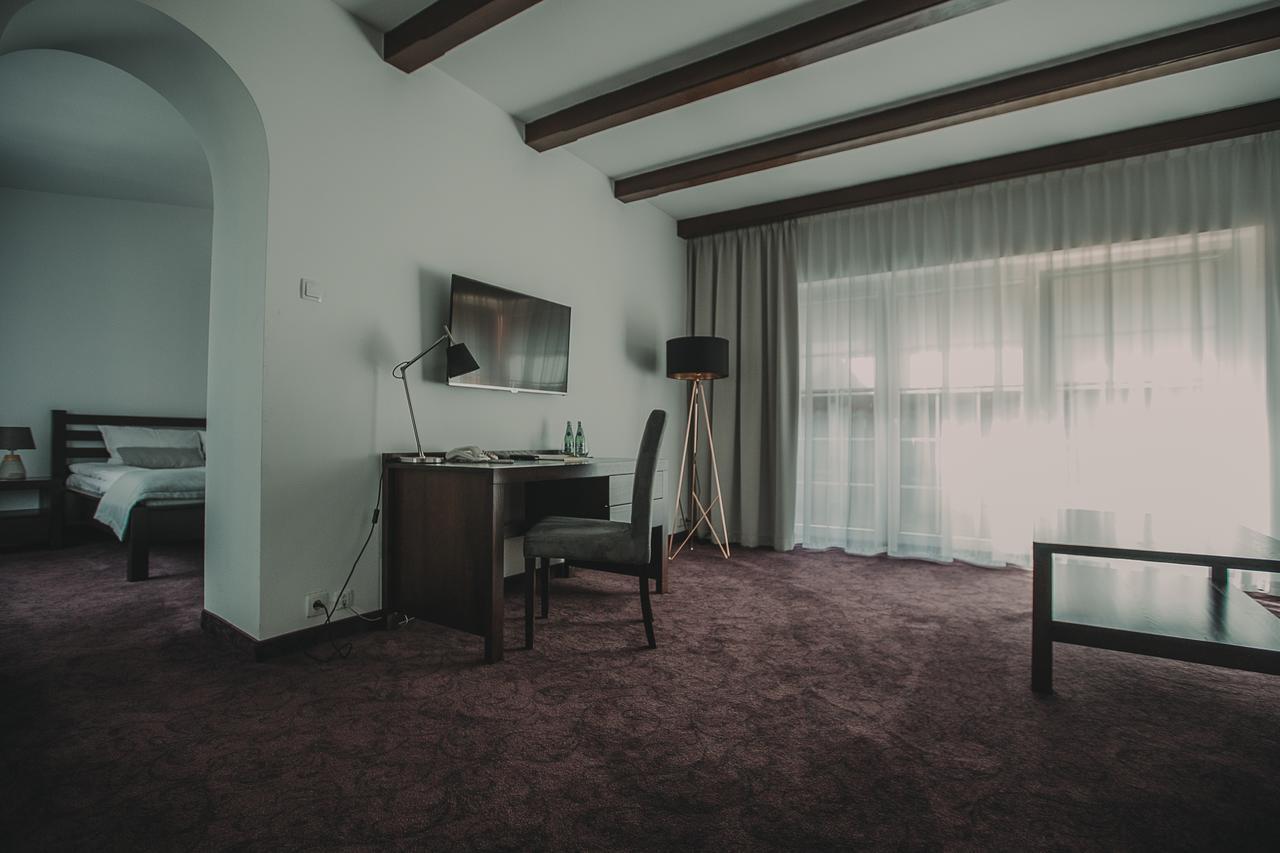 Hotel Restaurant Boss Miłosław エクステリア 写真