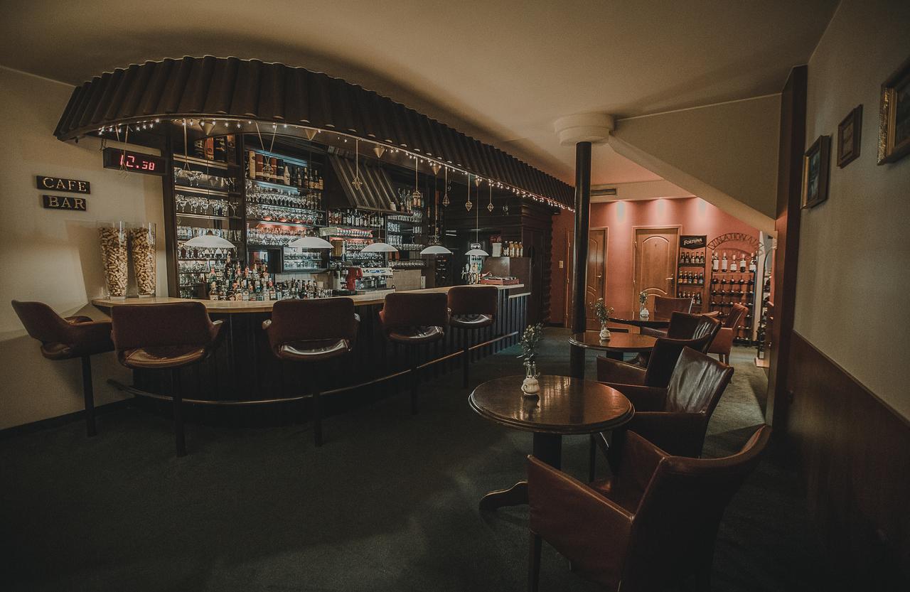 Hotel Restaurant Boss Miłosław エクステリア 写真
