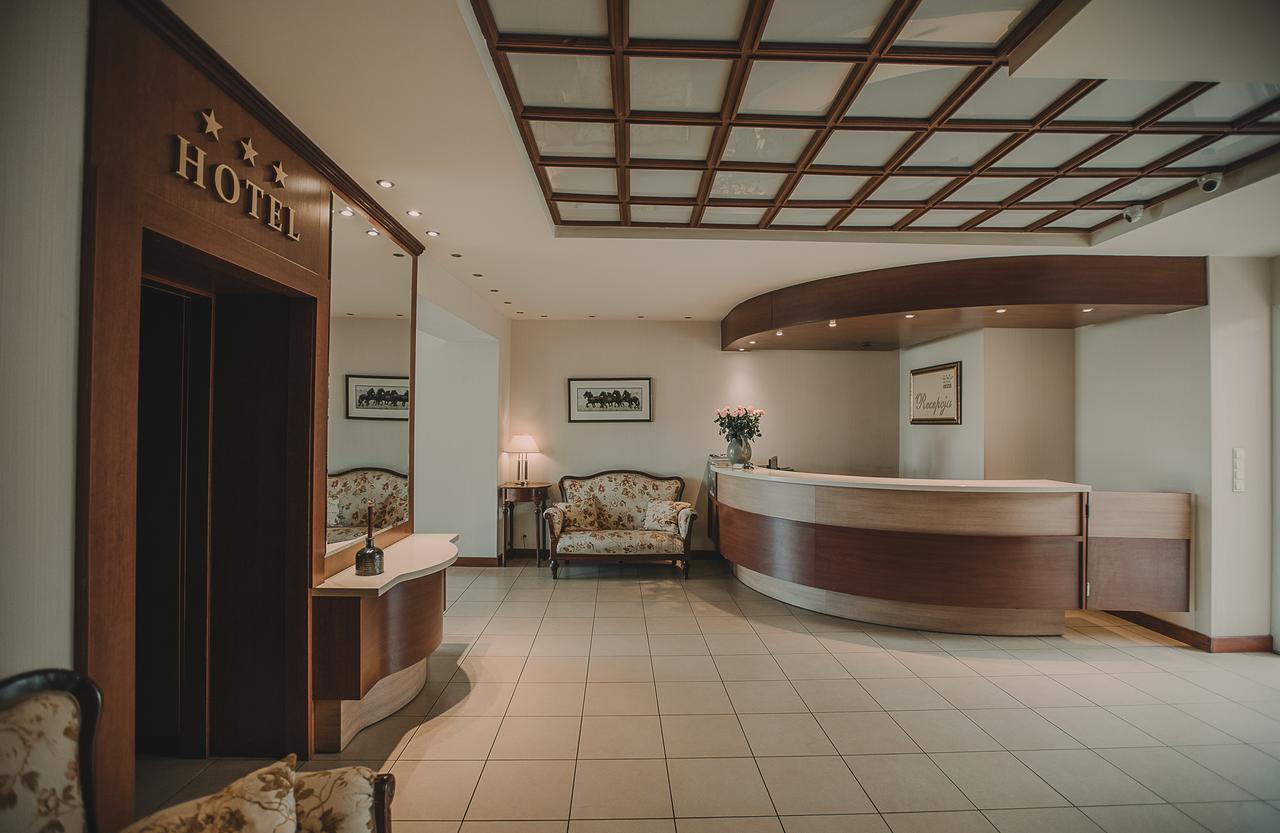 Hotel Restaurant Boss Miłosław エクステリア 写真