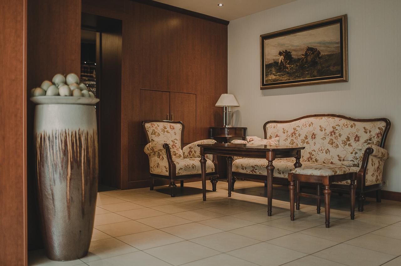 Hotel Restaurant Boss Miłosław エクステリア 写真