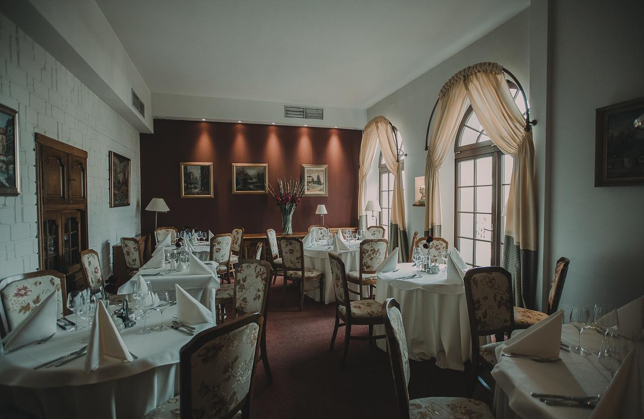 Hotel Restaurant Boss Miłosław エクステリア 写真